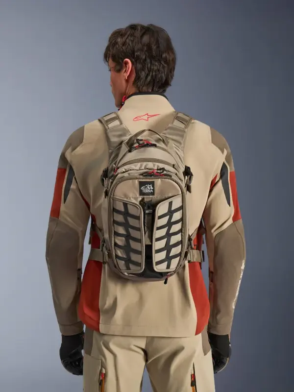 תיק גב לרכיבה אלפינסטארס ALPINESTARS AT-15 אלומיניום אגוז – תמונה 2