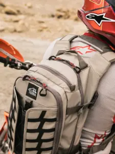 תיק גב לרכיבה אלפינסטארס ALPINESTARS AT-15 אלומיניום אגוז – תמונה 6
