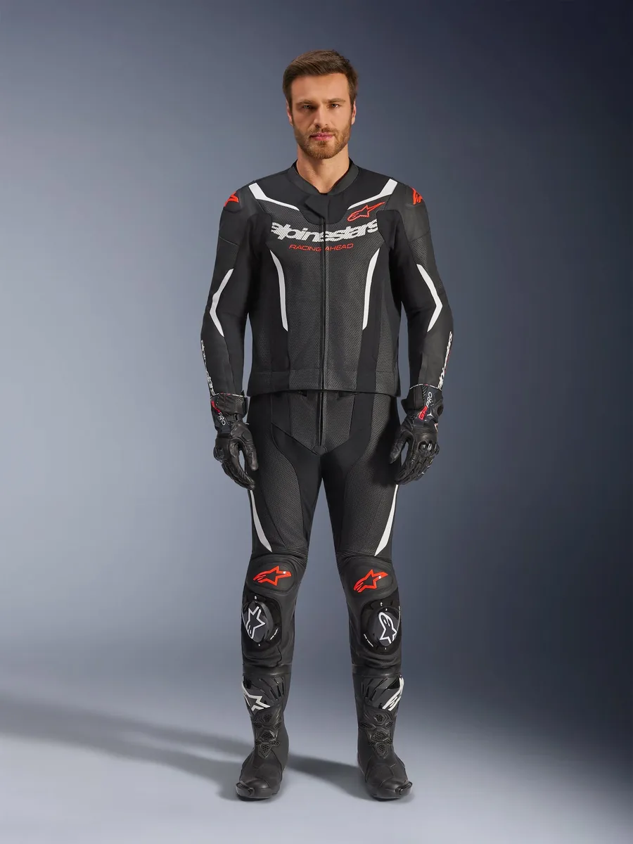 חליפת עור 2 חלקים Alpinestars GP Force V2 2PC בצבע שחור לבן אדום פלואורסצנטי חליפת עור 2 חלקים אלפינסטארס Alpinestars GP Force V2 2PC בצבע שחור לבן אדום פלואורסצנטי