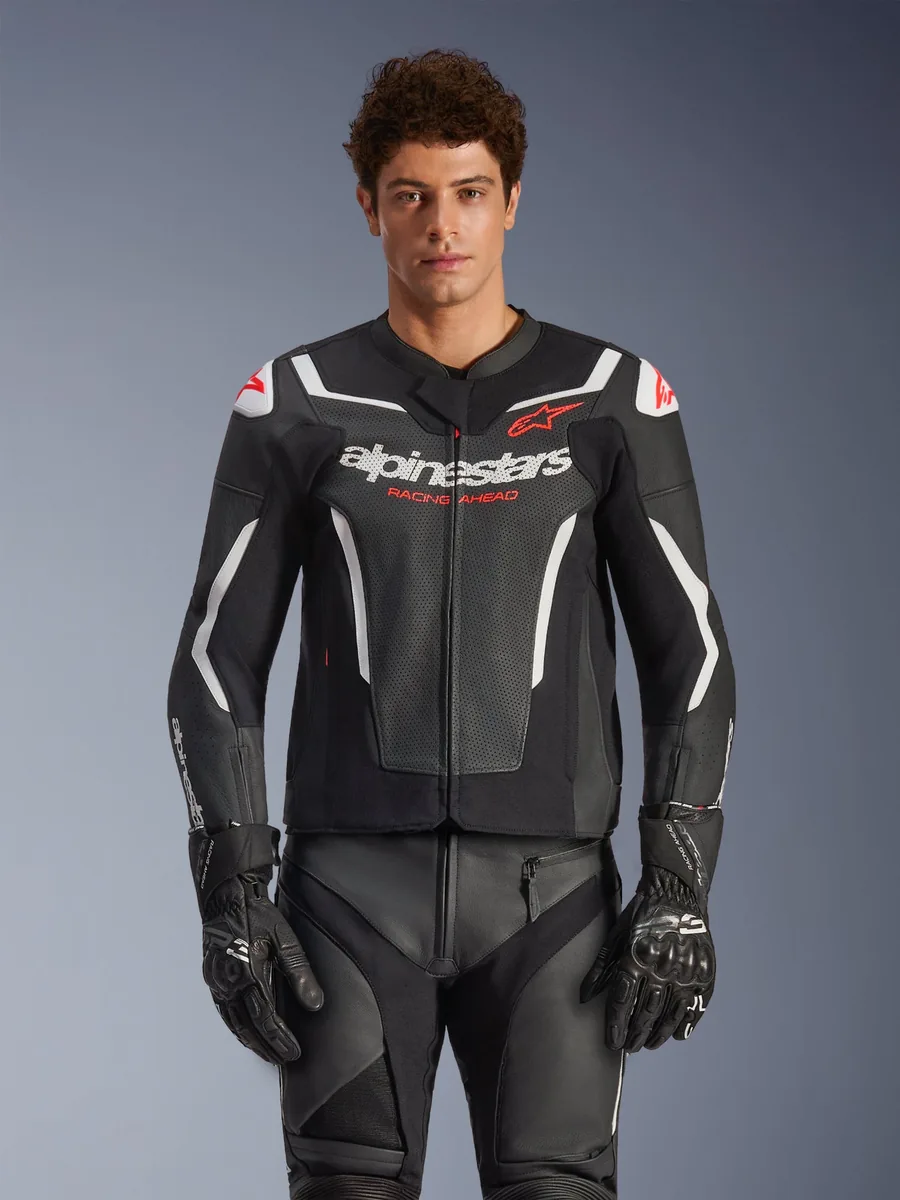 מעיל עור Alpinestars GP Force V2 Airflow בצבע שחור לבן מעיל עור אלפינסטארס Alpinestars GP Force V2 Airflow בצבע שחור לבן