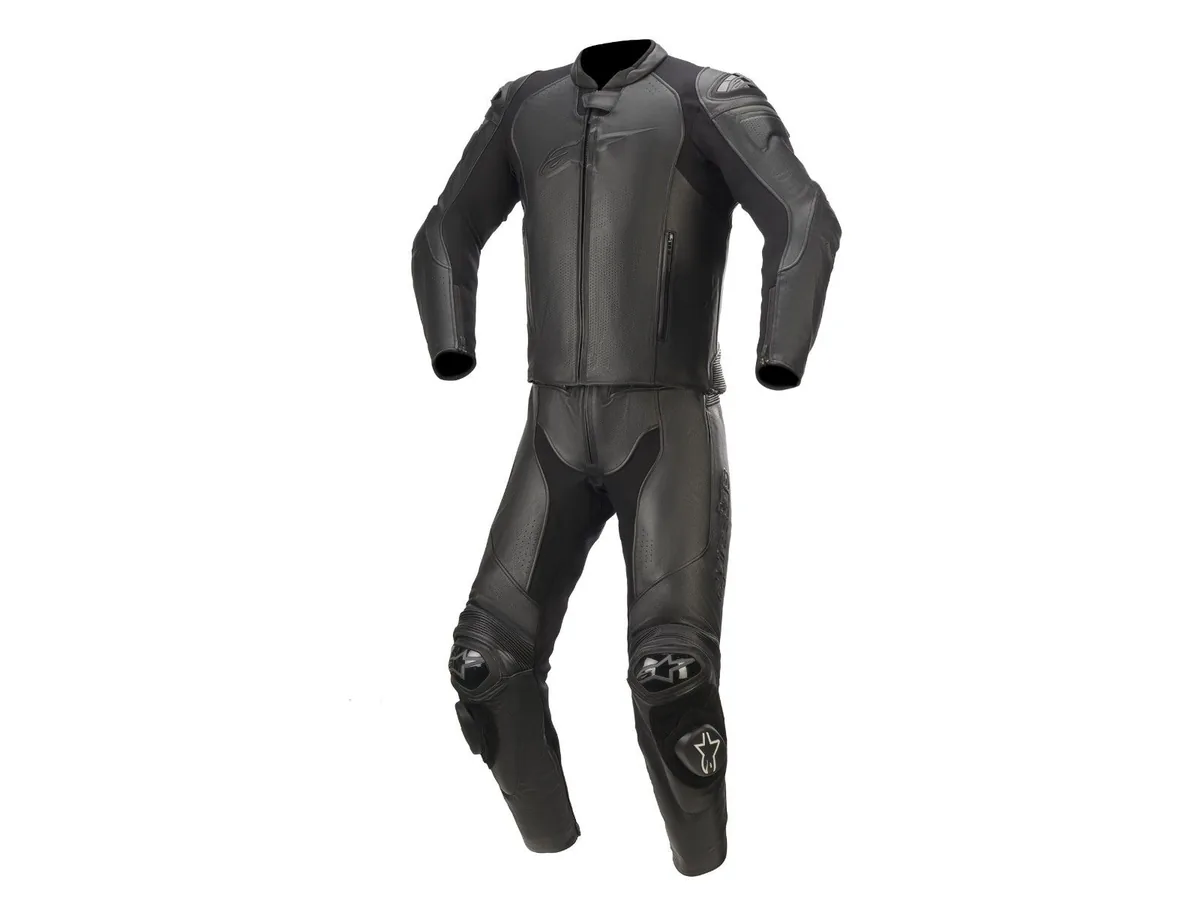 חליפת עור 2 חלקים Alpinestars GP Plus V3 2PC בצבע שחור חליפת עור 2 חלקים אלפינסטארס Alpinestars GP Plus V3 2PC בצבע שחור