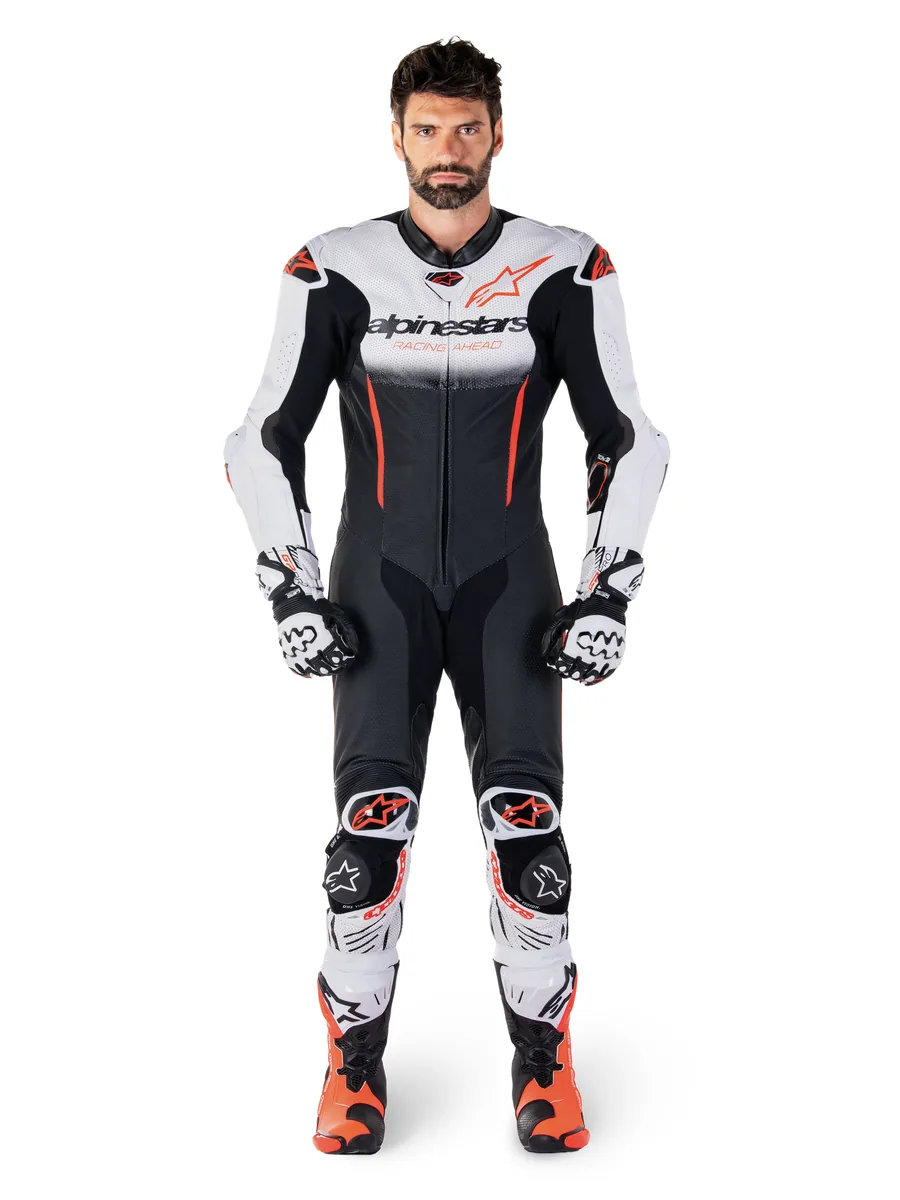 חליפת עור חלק אחד Alpinestars GP-R7 1PC בצבע לבן שחור אדום פלואורסצנטי חליפת עור חלק אחד אלפינסטארס Alpinestars GP-R7 1PC בצבע לבן שחור אדום פלואורסצנטי