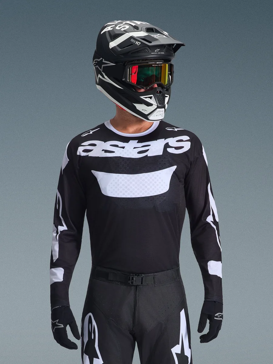 חליפת רכיבת שטח Alpinestars Racer Air Riway בצבע שחור לבן חליפת רכיבת שטח אלפינסטארס Alpinestars Racer Air Riway בצבע שחור לבן