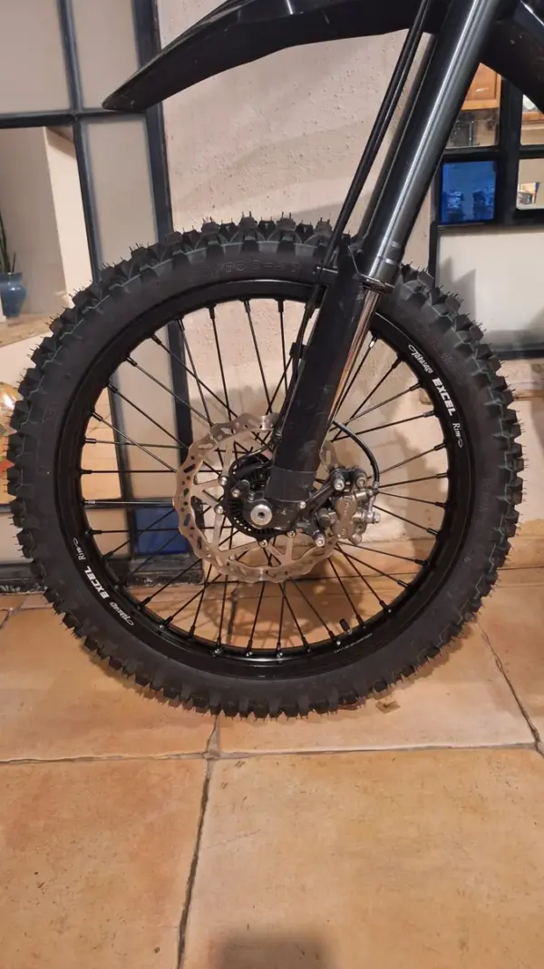 גלגל קדמי 21 אינץ' לסורון SUR-RON Ultra Bee שחור – תמונה 2