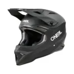 קסדת שטח אוניל O'NEAL 1SRS Solid בצבע שחור, מבט קדמי באלכסון